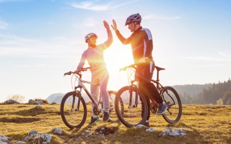 <p>Ook dit jaar heeft 43% van de Nederlanders goede voornemens gesteld. Of het nu gaat om gezondheid, geluk of avontuur, fietsen kan een geweldige manier zijn om deze doelen te bereiken. Wij delen 5 tips om gemakkelijker en vaker de fiets te pakken &eacute;n er ook nog plezier aan te beleven.</p>
